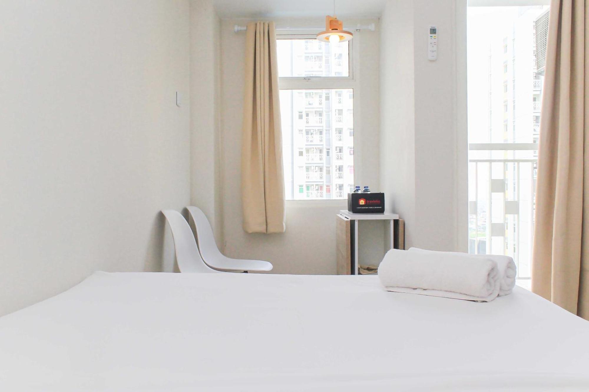 Comfort And Minimalist At Springlake Summarecon By Travelio Apartemen Bekasi